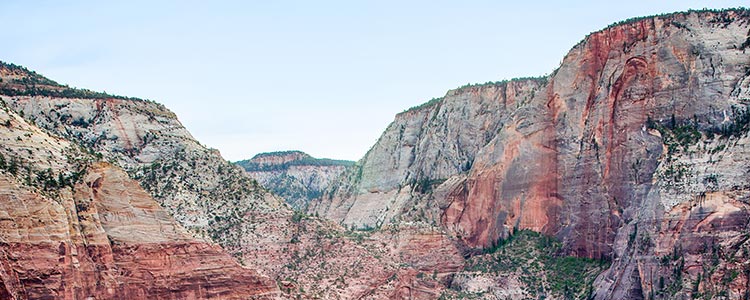 Vista de los empinados precipicios rojos de un cañón.